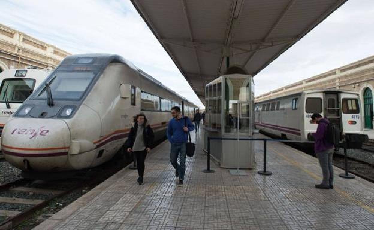 Un tren en la estación de Cartagena, en una imagen de archivo. 