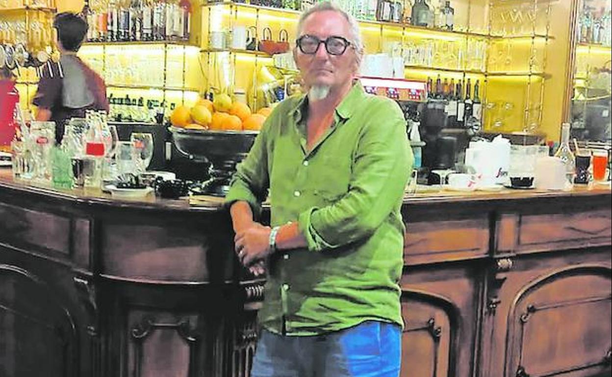 El fotógrafo Frédéric Volkringer, de vacaciones, en un bar de Périgueux (Francia), en la zona blanca del Périgord. 