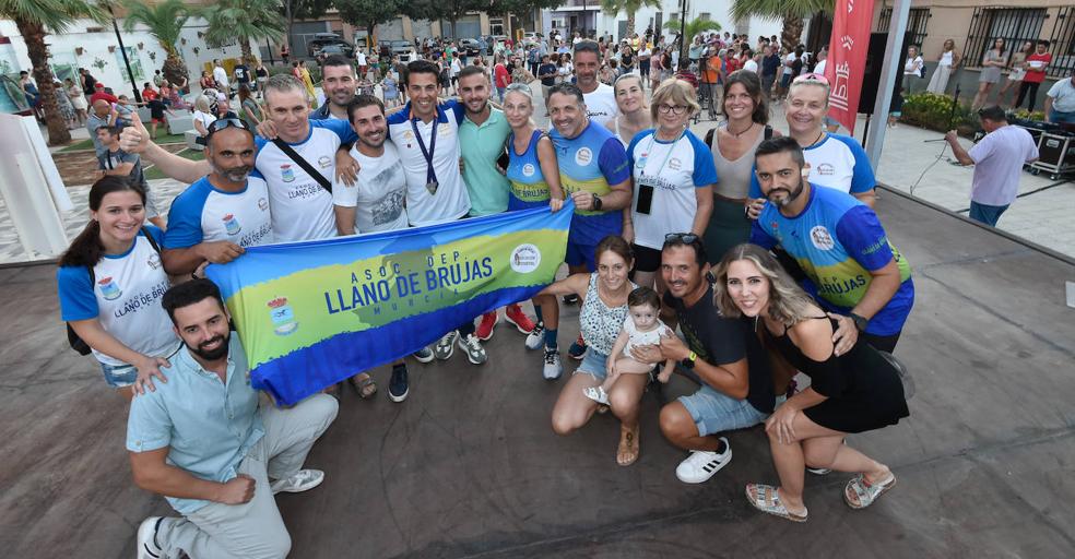 Bien arropado. Integrantes de la Asociación Deportiva Llano de Brujas acompañan ayer a Superlópez (c) y Manuel Bermúdez, que fue 4º, a su izquierda. 