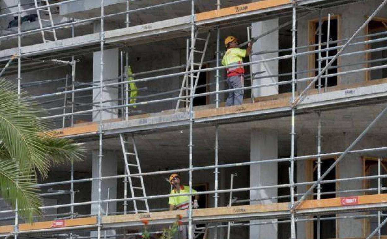 Construcción de un edificio de viviendas en una imagen de archivo. 