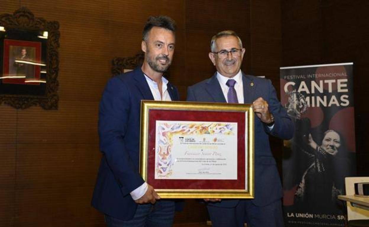 Francisco Severo y el alcalde Pedro López Milán, tras entregarle el 'Carburo de Oro', la noche antes de la final del Cante de las Minas. 