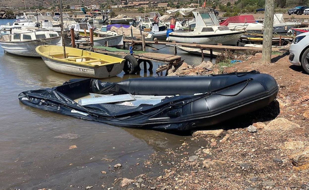 La patera localizada en la playa El Lastre de Portmán, en La Unión.