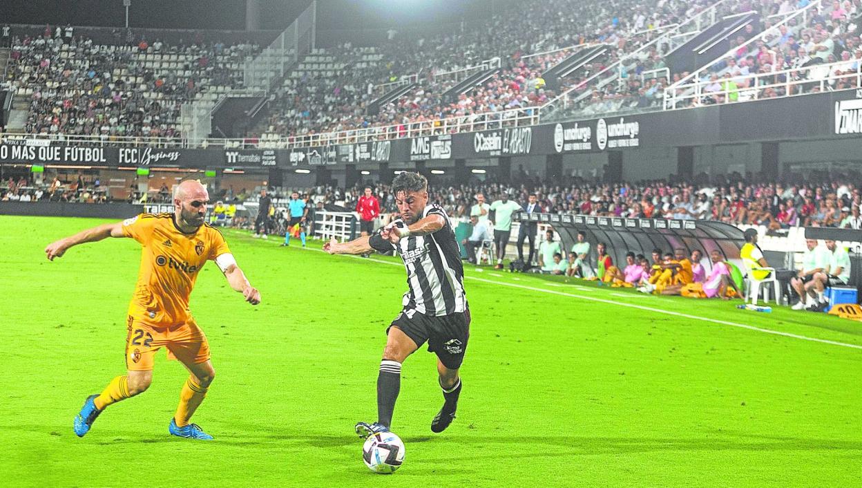 Franchu Feuillassier, último fichaje cartagenerista, trata de regatear a Paris Adot en el primer partido de la temporada, ante la Sociedad Deportiva Ponferradina. 