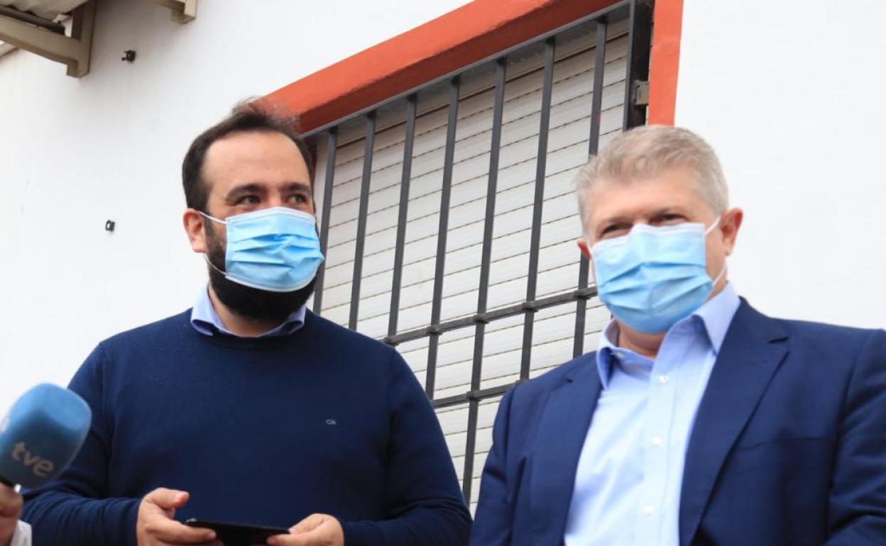 Rafa de Paco , con José Vélez, durante una comparecencia ante la prensa.