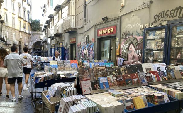 Librerías de viejo en Port´Alba, donde por 50 céntimos te puedes llevar fotos antiguas de las que se desprenden algunas familias. 