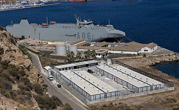 El CATE, junto al muelle del Carbón. Detrás el buque de la Armada 'Ysabel'.
