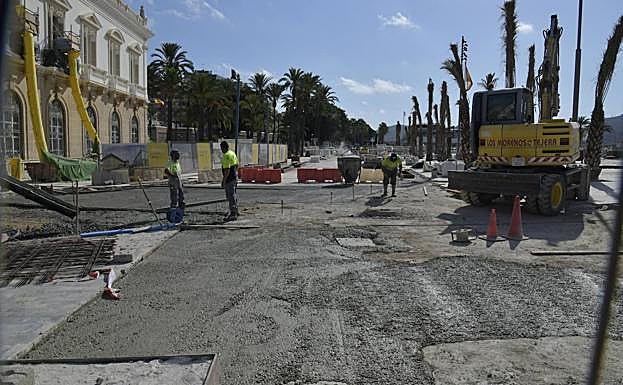 Trabajos de pavimentación en el entorno de la sede del Puerto.