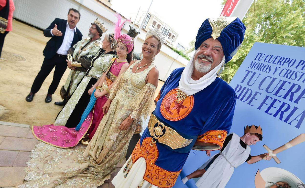 El presidente de Moros y Cristianos, Javier Arenas (izq.), junto a varios representantes de la fiesta, este jueves en el Malecón.