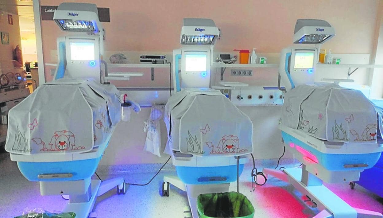 Tres de las nuevas incubadoras, en la Unidad de Neonatología. 