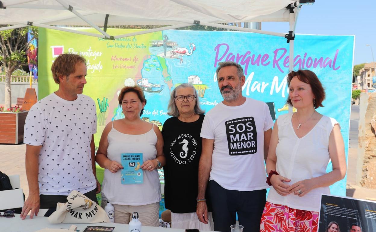 Punto de información de Podemos situado en el Mar Menor.