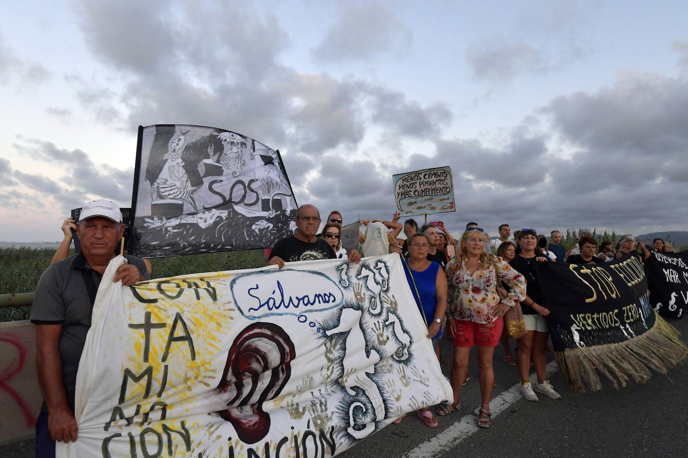 Fotos: La manifestación en la rambla del Albujón por el fin de los vertidos al Mar Menor, en imágenes