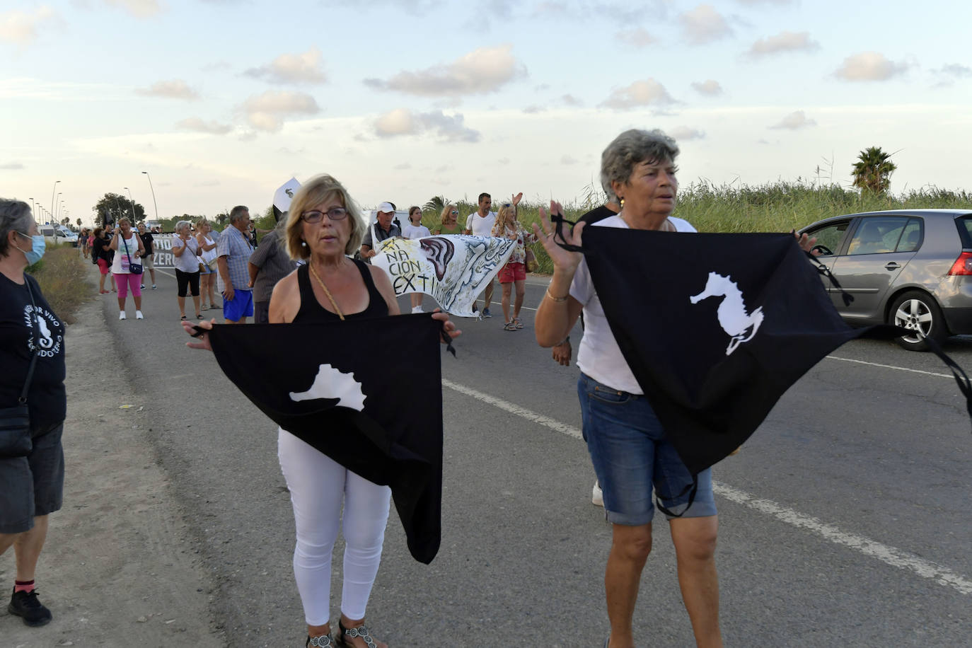 Fotos: La manifestación en la rambla del Albujón por el fin de los vertidos al Mar Menor, en imágenes