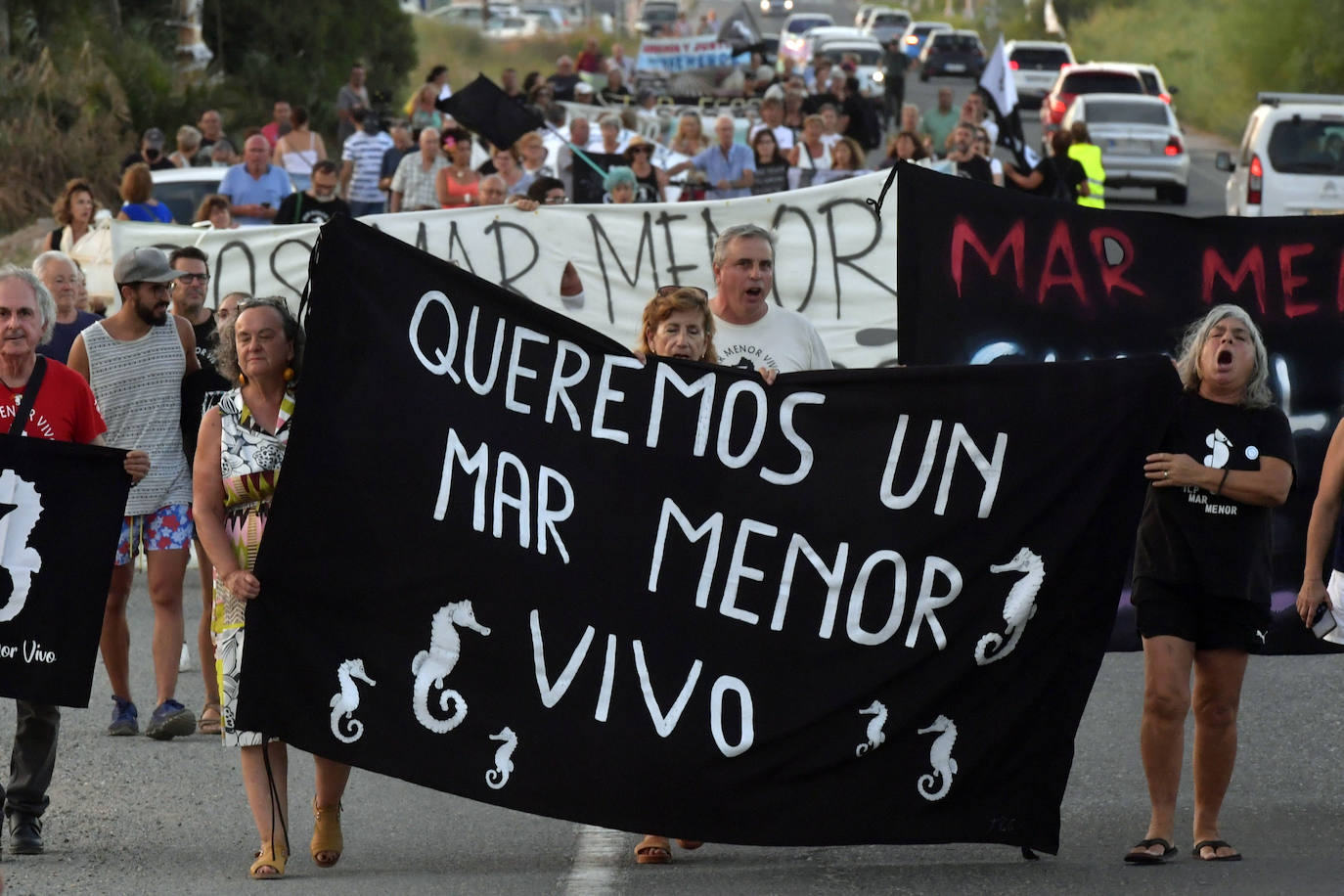 Fotos: La manifestación en la rambla del Albujón por el fin de los vertidos al Mar Menor, en imágenes