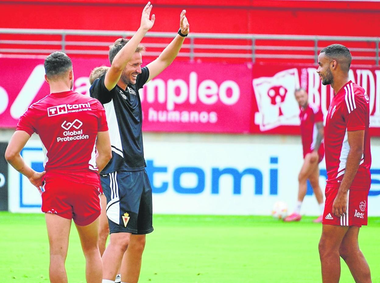 Sergi Guilló, segundo entrenador del Real Murcia, bromea con Pablo Ganet en el entrenamiento de ayer en el Enrique Roca. 