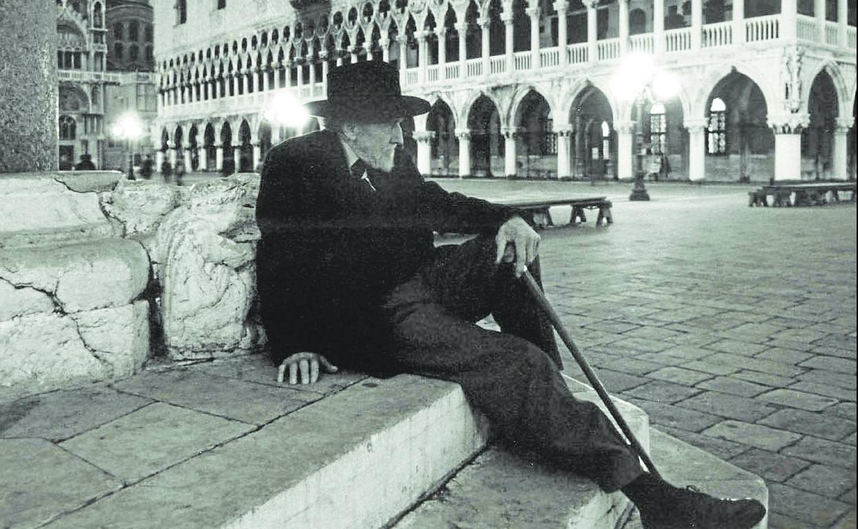 Ezra Pound en San Marcos, trasunto de Stitch.