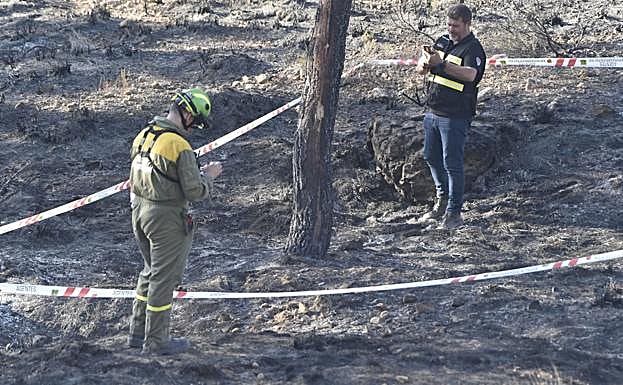 Efectivos de emergencias, en la zona donde se cree que comenzó el fuego. 