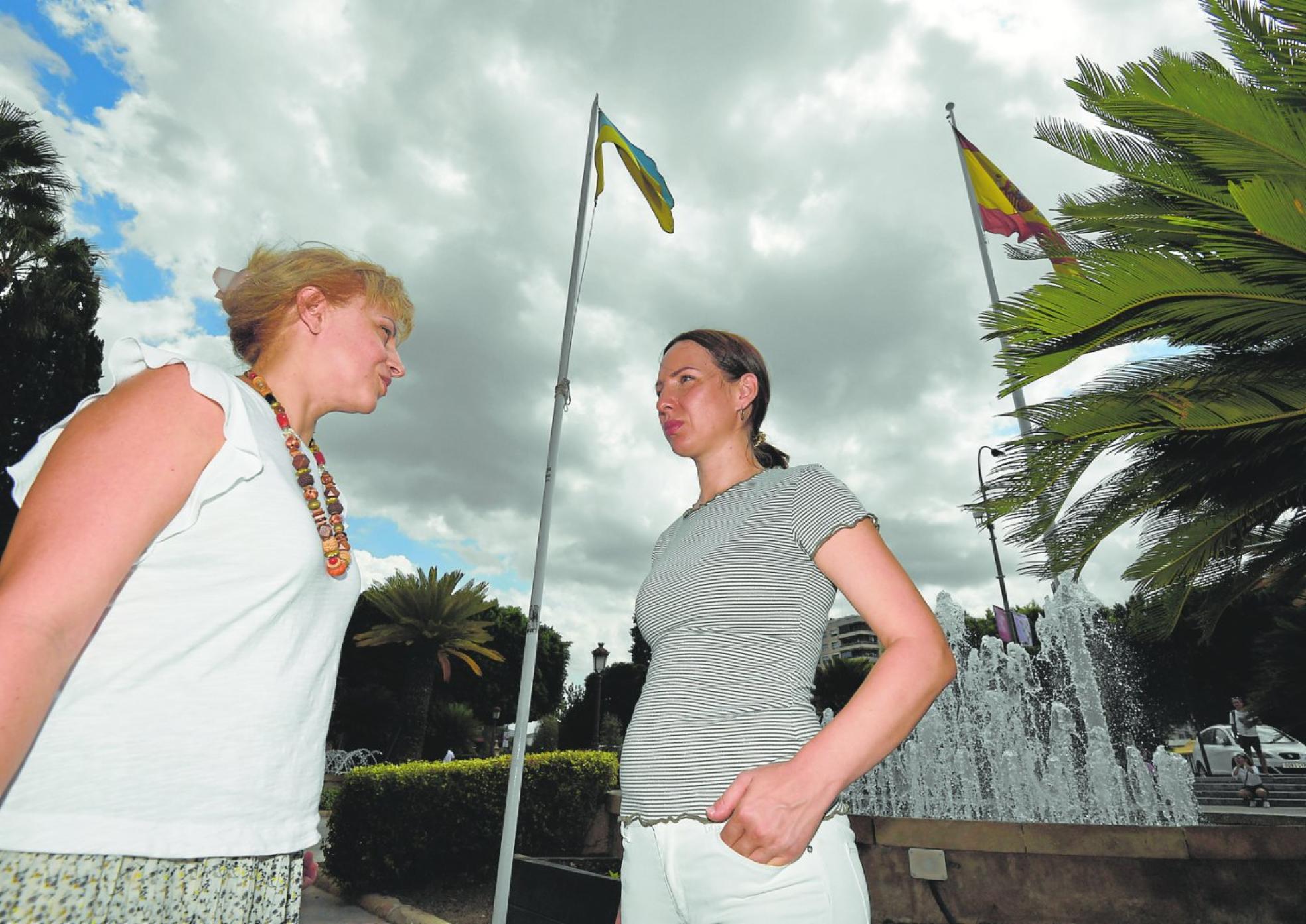 Ucranianas. Natalia Kosar y Svitlana Shabelnyk, el pasado viernes en La Glorieta de Murcia. 