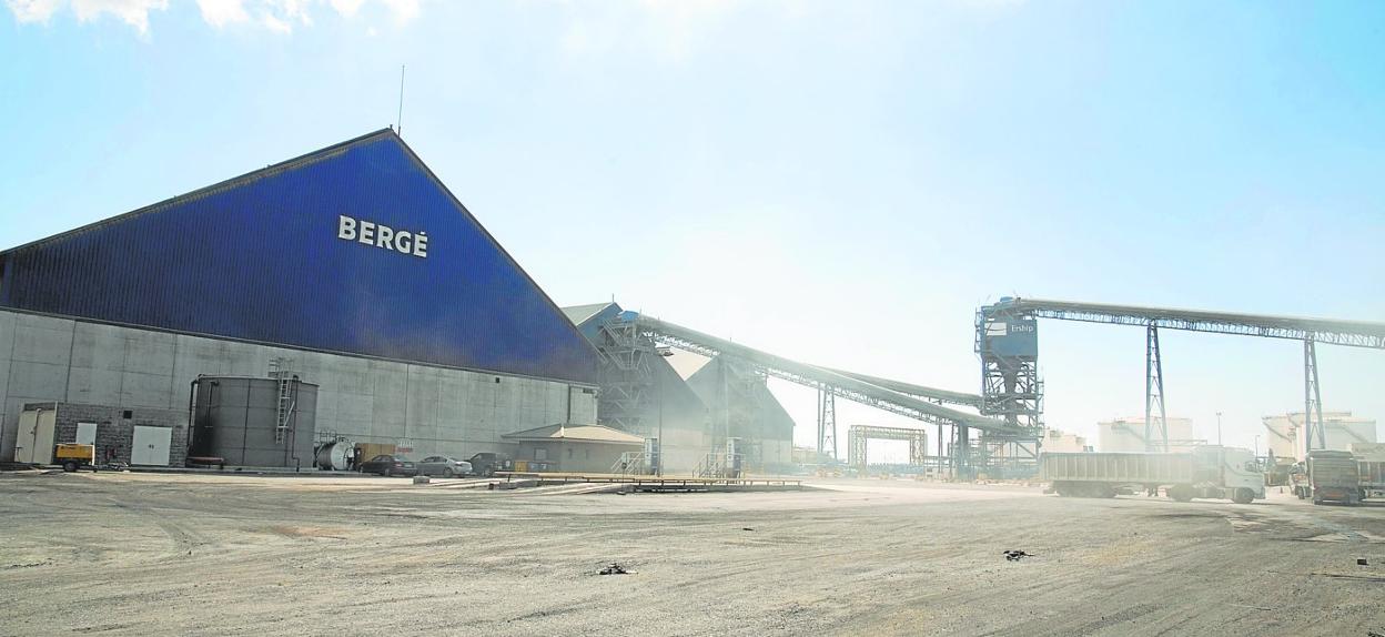 Movimiento de caminos junto a la última nave construida en el muelle polivalente del puerto de Escombreras. Pertenece a la empresa de logística Bergé. 