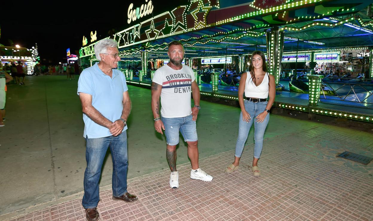 Miguel García –padre e hijo– y Michelle García, la semana pasada en Lo Pagán, junto a la atracción de coches de choque que instalarán en La Fica para la Feria de Murcia. 