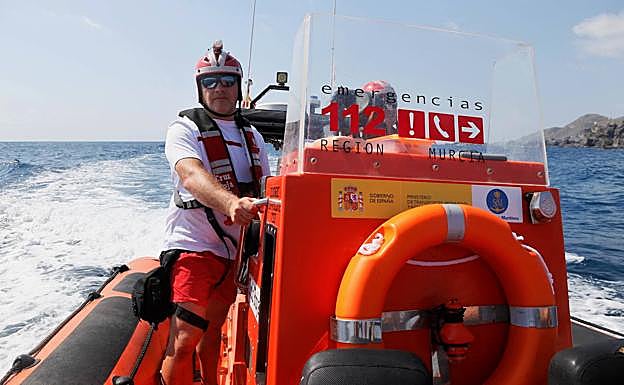 Iván Conesa supervisa el estado del mar.
