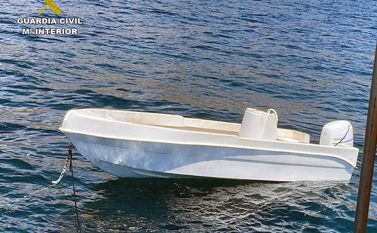 La lancha en la que los pateristas se dieron a la fuga.