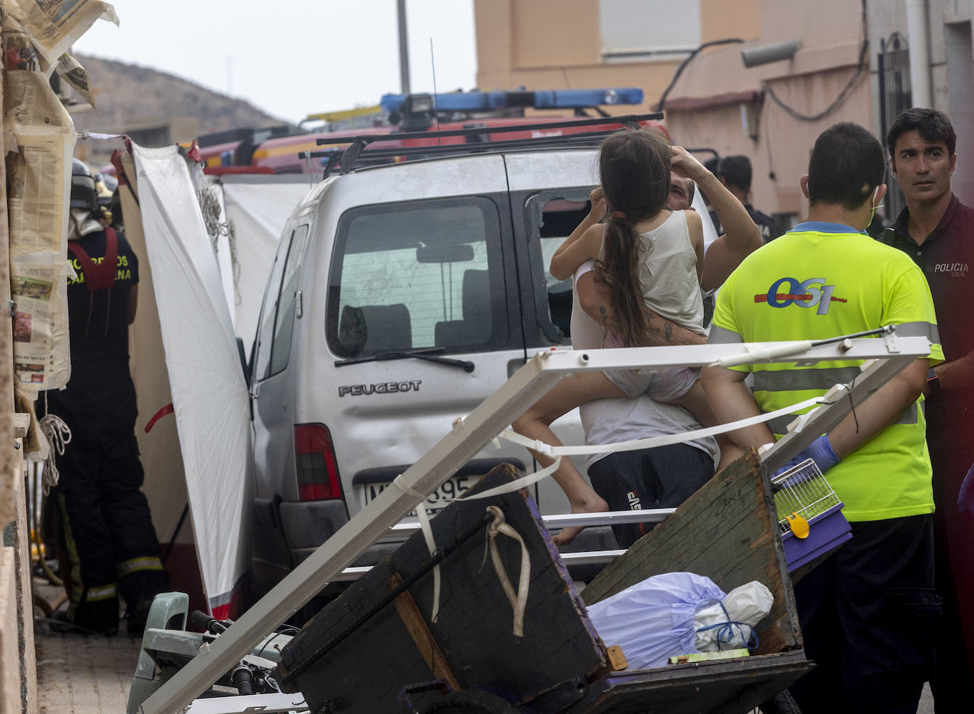 Fotos: Muere un joven en el incendio de su casa en Cartagena tras salvar a su sobrina de 8 años