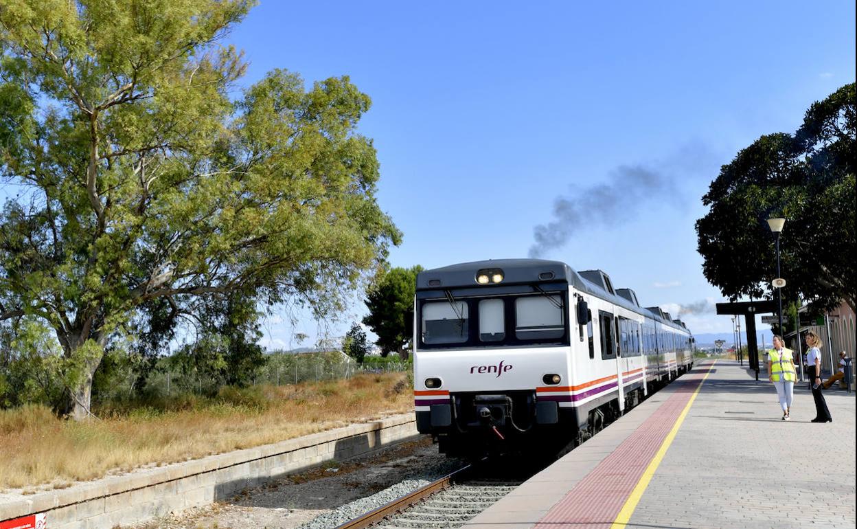 Un tren sale de la estación de Archena, la semana pasada.