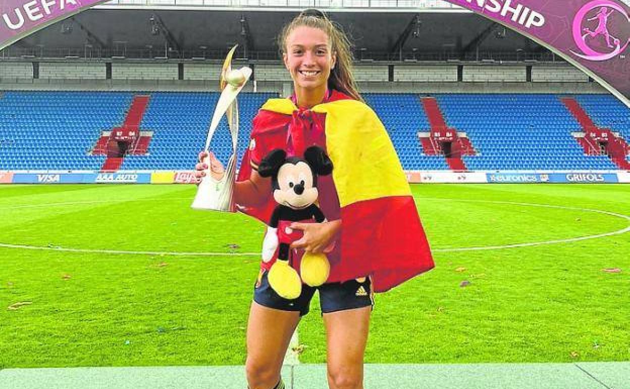 Silvia Lloris, con la copa de campeona de Europa sub-20, este verano.
