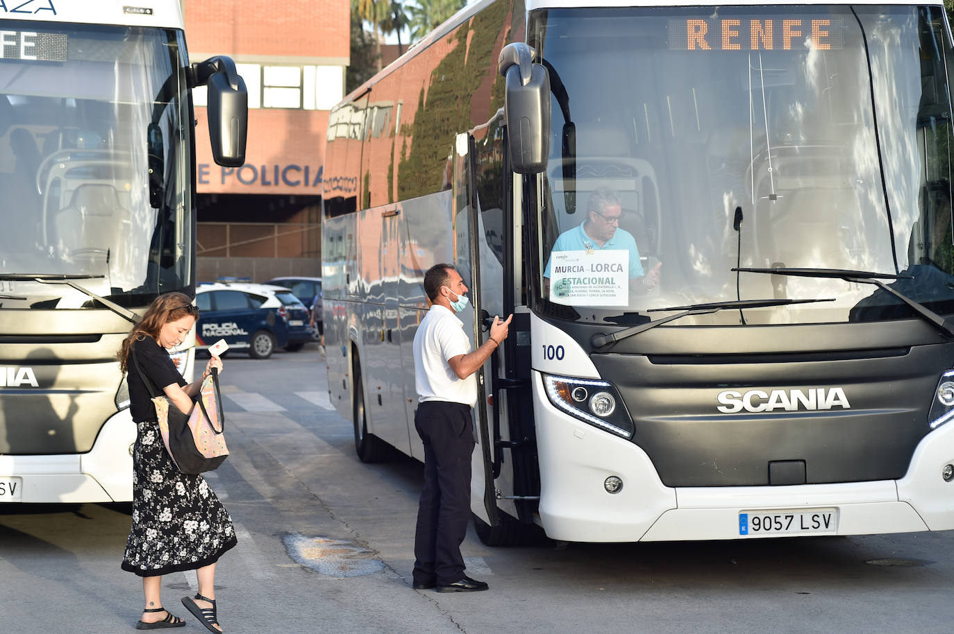 Fotos: Escasa afluencia de pasajeros en el autobús de Renfe que cubre la ruta Cartagena-Albacete