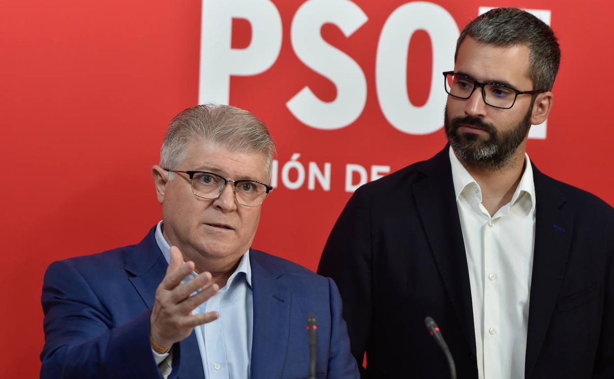 El secretario general del PSRM, José Vélez, junto al portavoz del Grupo Parlamentario Socialista en la Asamblea, Francisco Lucas. 