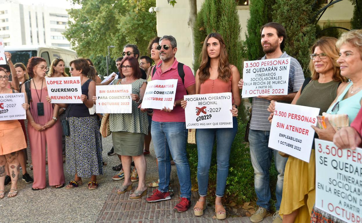 Concentración de miembros de la Red de Lucha contra la Pobreza y la Exclusión Social de la Región, este jueves, frente a San Esteban.