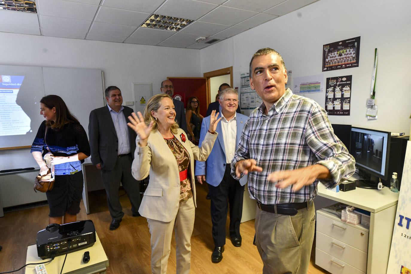 Fotos: Nadia Calviño conoce los proyectos de investigación en ciberseguridad y 5G y 6G de la UMU