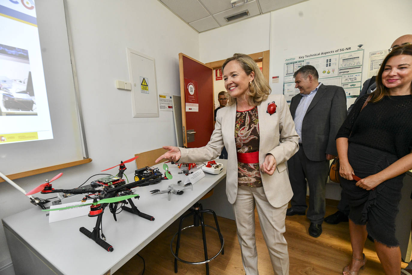 Fotos: Nadia Calviño conoce los proyectos de investigación en ciberseguridad y 5G y 6G de la UMU