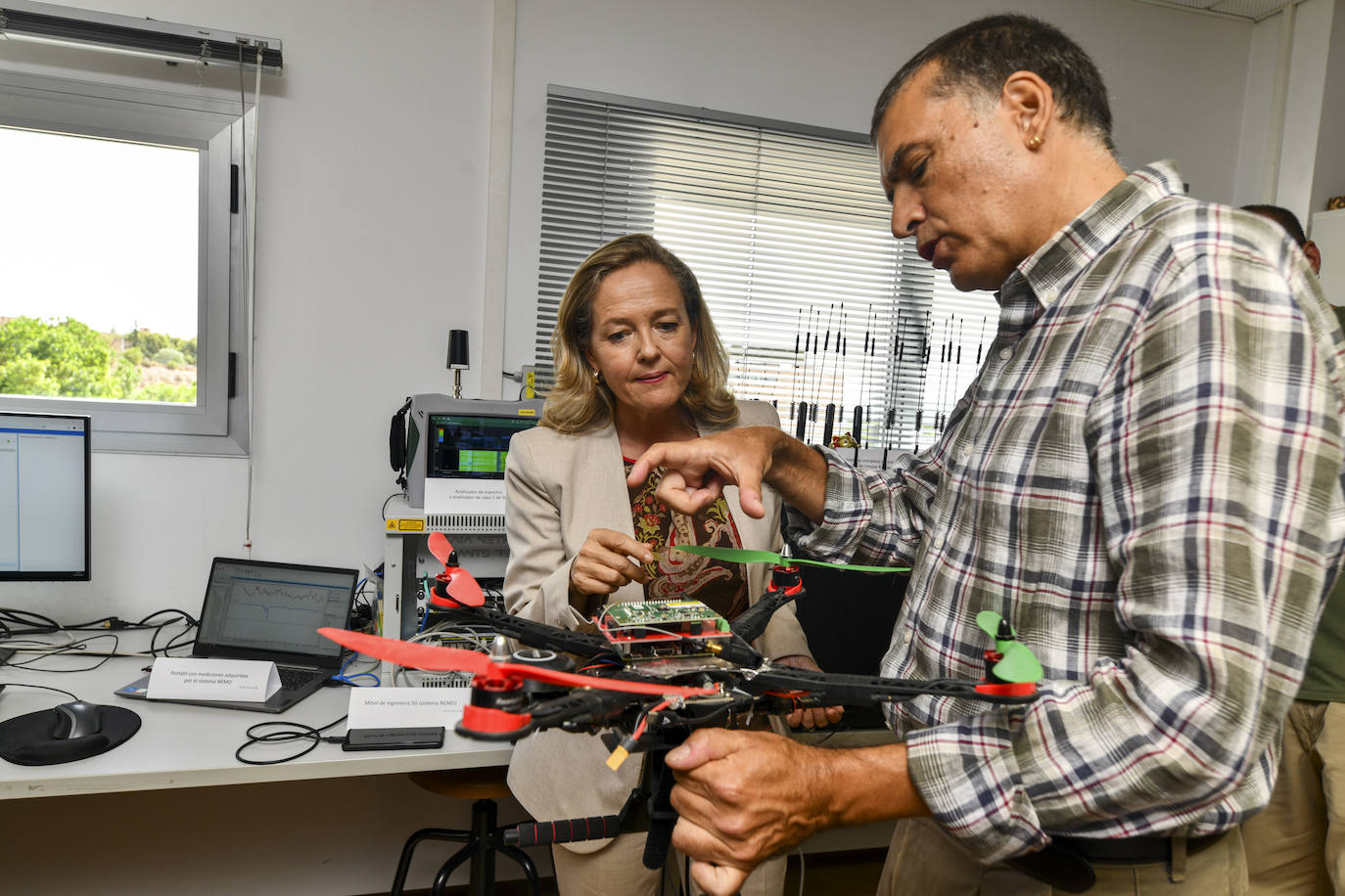 Fotos: Nadia Calviño conoce los proyectos de investigación en ciberseguridad y 5G y 6G de la UMU