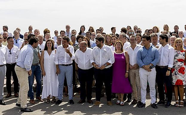 Miembros del PP de la Región y de la Comunidad Valenciana posan en una foto de familia este viernes en San Pedro del Pinatar. 