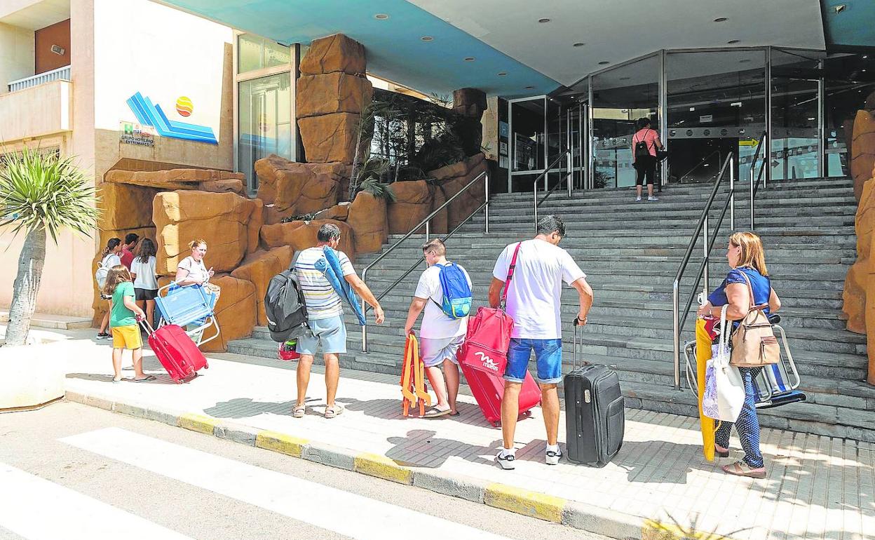 Turistas acceden, ayer, a las puertas del hotel Entremares de La Manga del Mar Menor. 