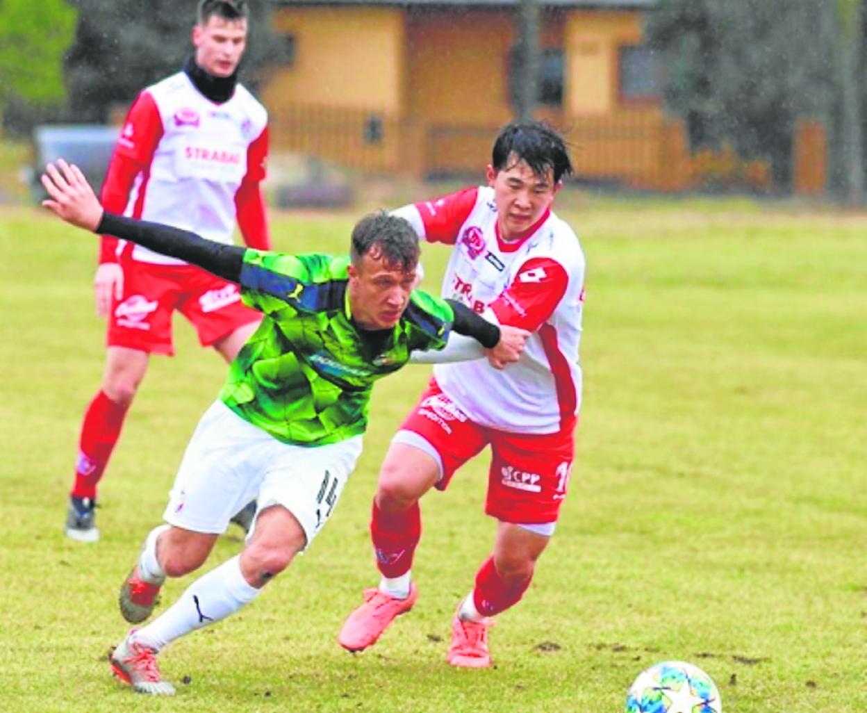 El coreano Sanghyeok (dcha.) presiona a un rival durante su estancia en el equipo checo del Pardubice. 