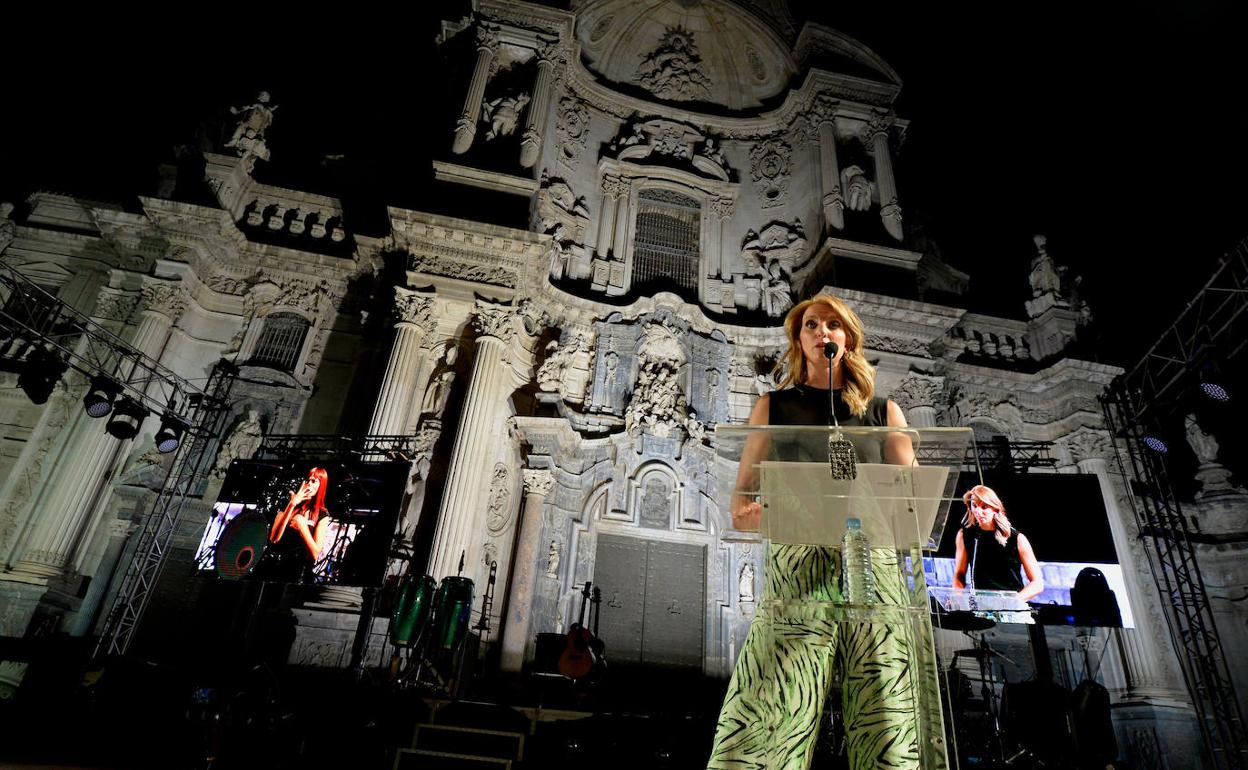 La jugadora de baloncesto Laura Gil, durante la lectura del pregón de la Feria de Murcia, que se celebró este viernes en la plaza Belluga, con la catedral de fondo.