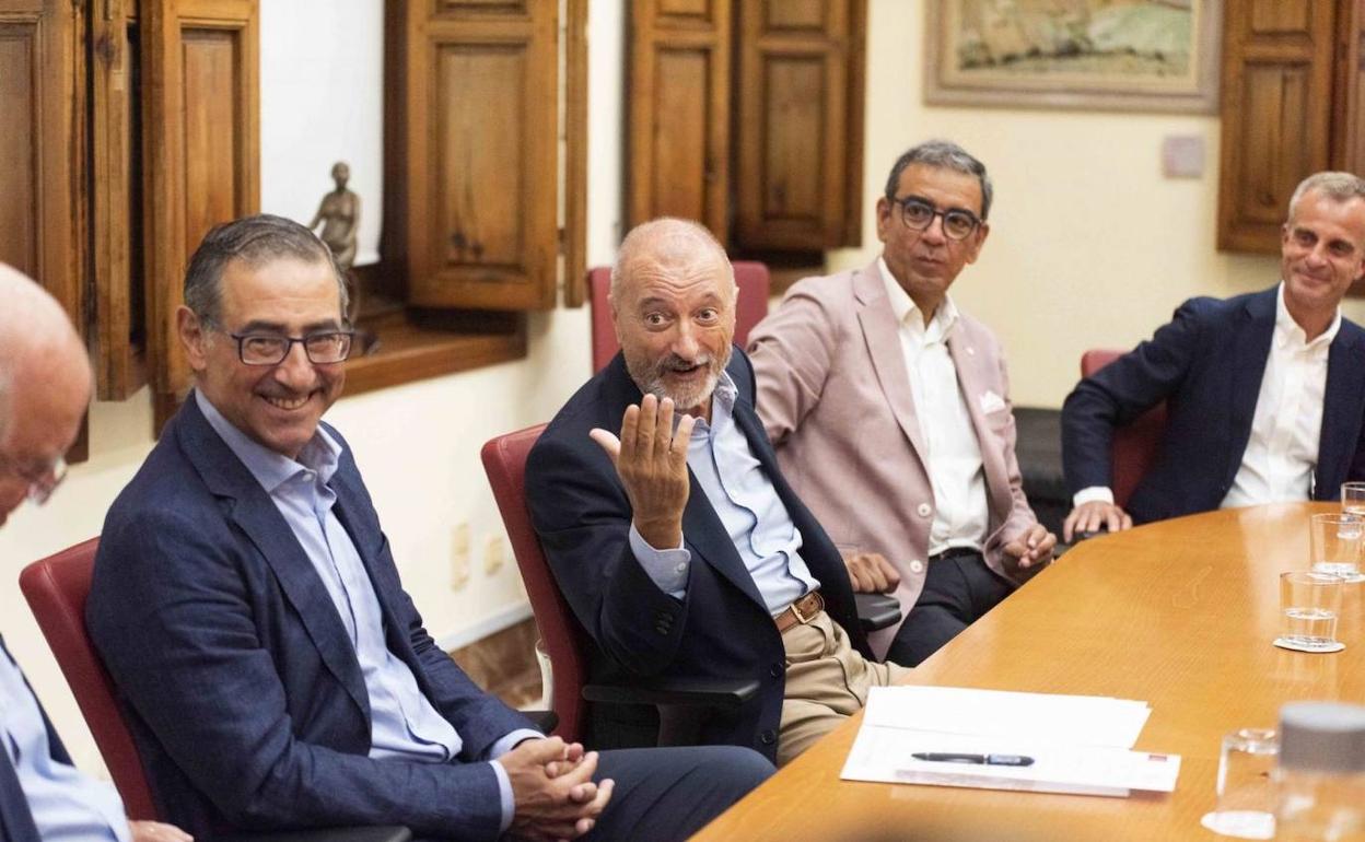 Arturo Pérez-Reverte, este jueves, durante la reunión mantenida en el despacho del rector. 
