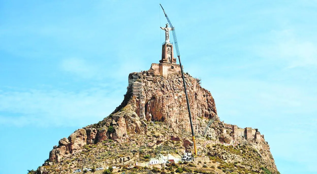 La grúa, de más de 200 toneladas, instalada desde el pasado 22 de agosto a los pies del Castillo. 