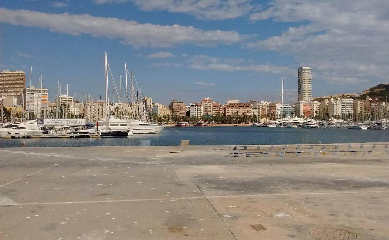 Uno de los muelles del puerto de Alicante, donde fueron trasldadaos los inmigrantes, en una foto de archivo.