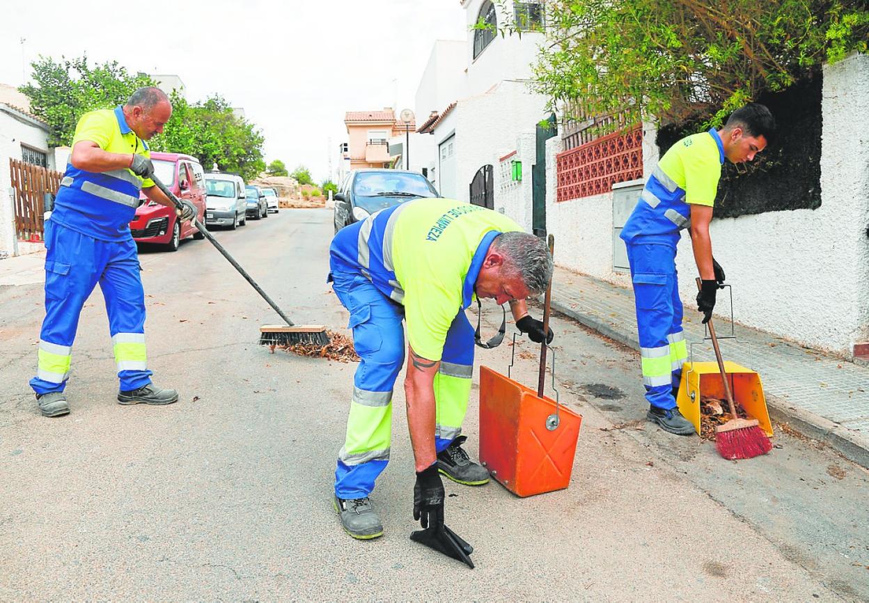 La brigada que encontró el dinero en Los Puertos, el pasado viernes durante su ronda matutina por Canteras. 