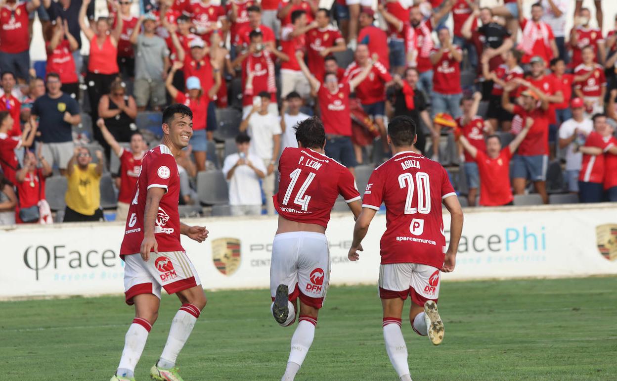 Los jugadores del Real Murcia celebran el primer gol del partido, anotado por Pedro León de penalti.