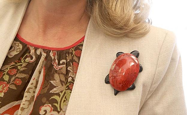 Foto detalle de chaqueta de la vicepresidenta.