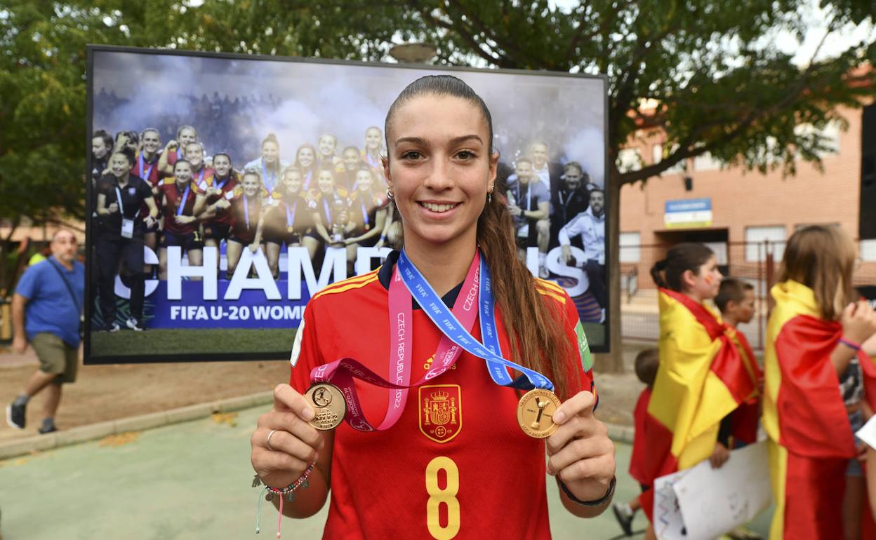 Silvia Lloris posa en El Palmar con las dos medallas logradas este verano. 