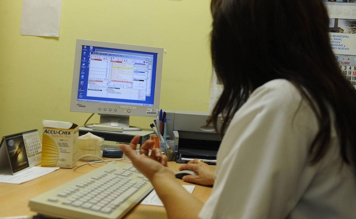 Consulta de una doctora en un centro de salud de Murcia.