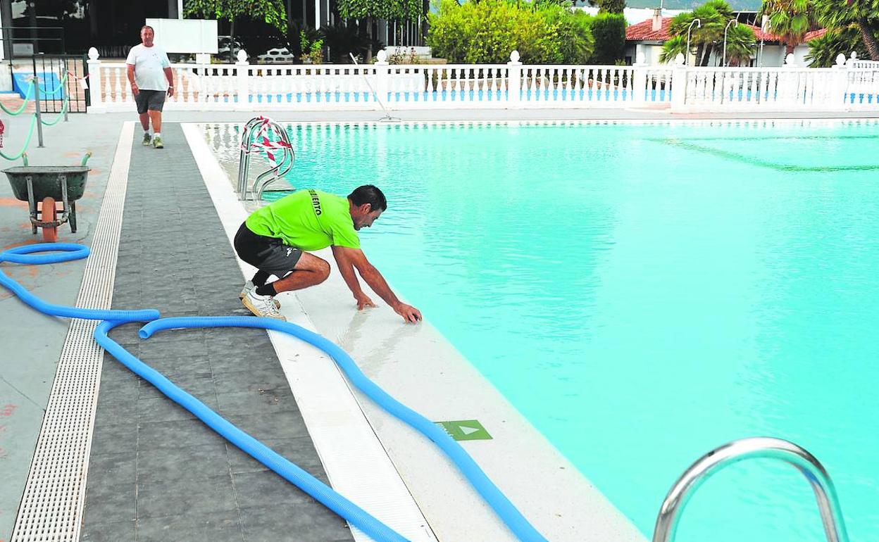 El personal del Club de Tenis de Cieza realiza labores de mantenimiento en la piscina de las instalaciones, esta semana.