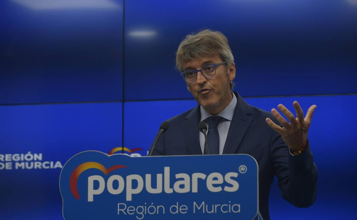 El consejero de Hacienda, Luis Marín, este lunes, durante la rueda de prensa.