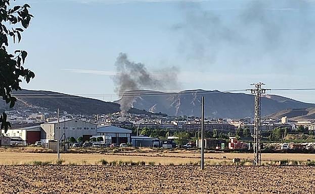 El incendio provocó una gran columna de humo, visible a varios kilómetros de distancia.