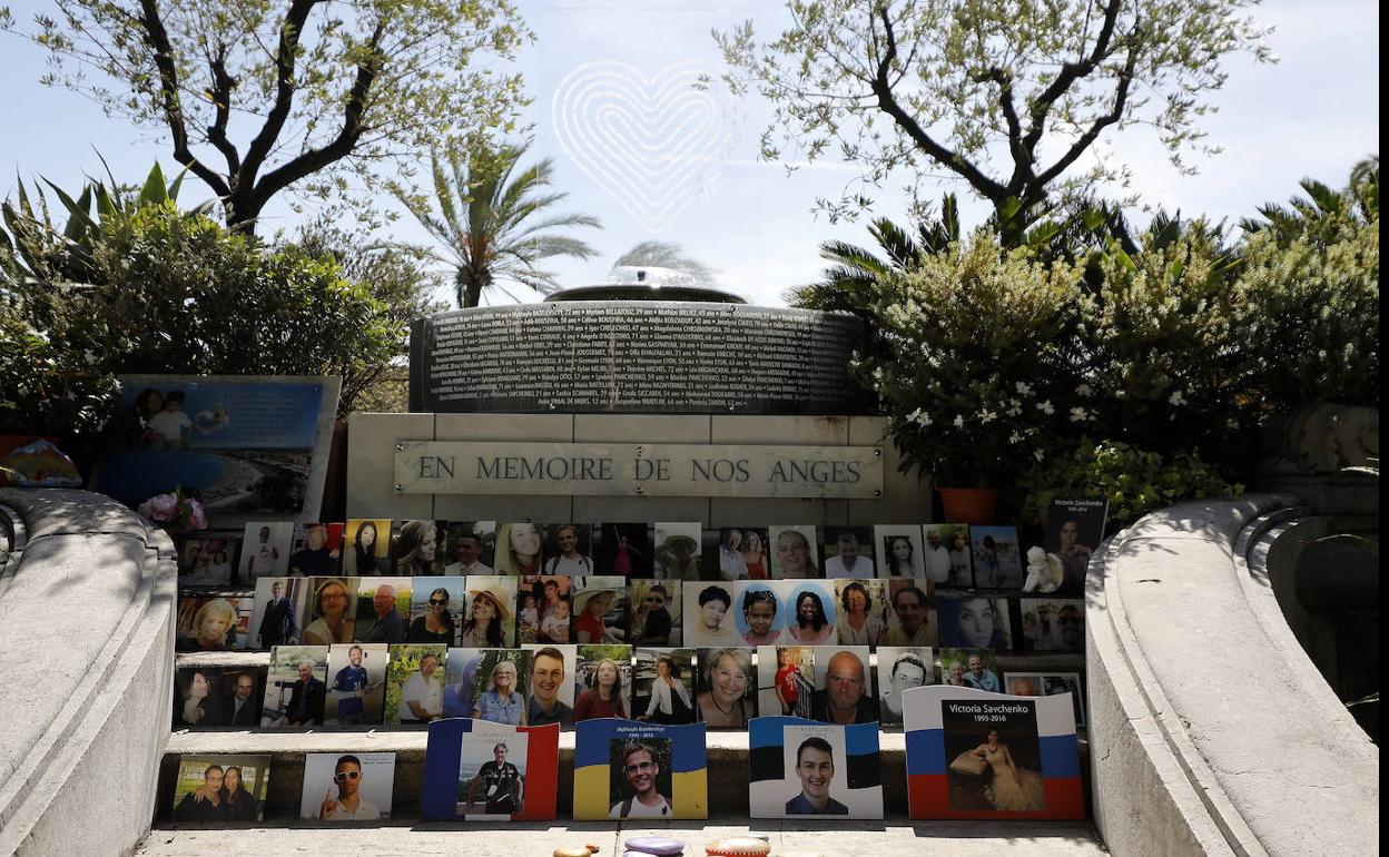 Memorial en Niza en recuerdo a los 86 asesinados